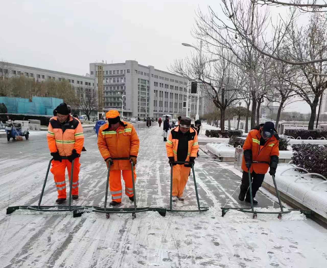 以雪为令 保障出行 | 大雪纷飞而至，91亚色下载人清雪忙